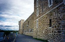 220px-Fort_Chambly_river_wall.jpg