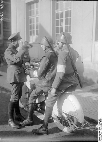 434px-Bundesarchiv_Bild_102-00197%2C_Vorbereitung_des_Hitler-Putsches.jpg