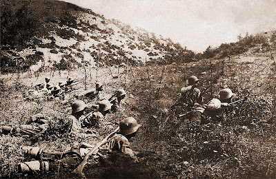 800px-Bulgarian_soldiers_with_wire_cutters_WWI_%28contrasted%29.jpg