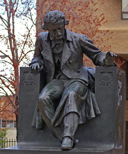 Poe+Statue+-+Baltimore+University.JPG