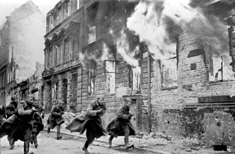 Soviet-soldiers-attack-down-a-Berlin-street.-Photograph-321-Russian-State-Archives.1.jpg