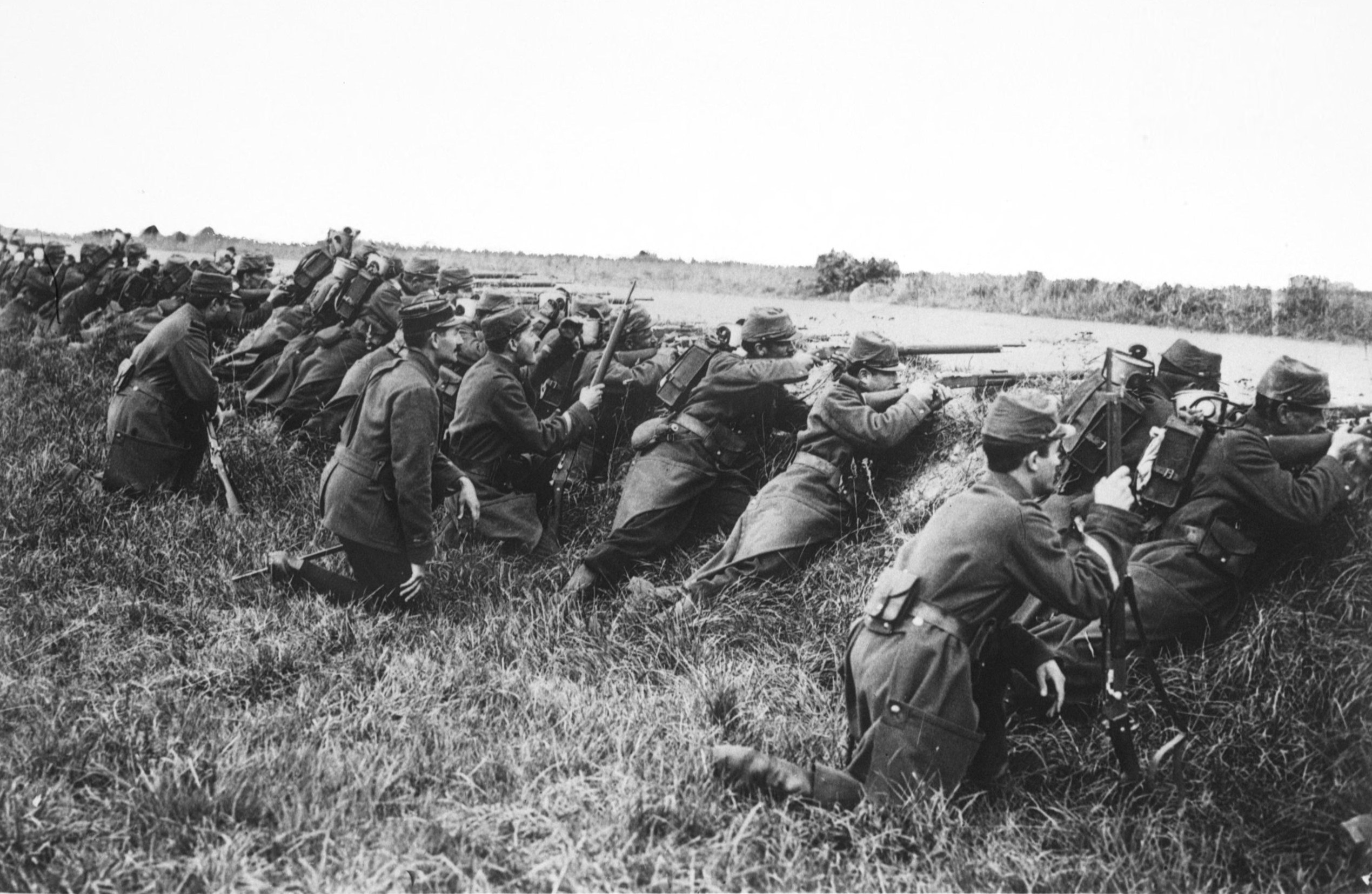 French_soldiers_ditch_1914.jpg