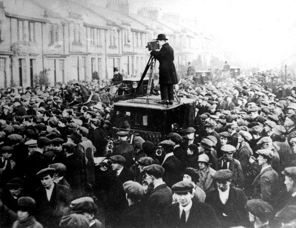 John_Maclean%27s_casket_being_removed_from_his_Pollokshaws_home.jpg