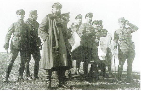 Falkenhayn_and_his_staff_of_the_German_9th_Army_during_the_Romanian_Campaign.jpg