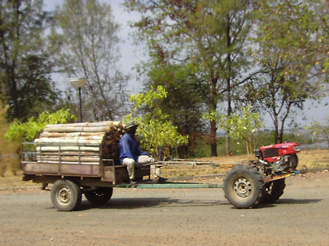 Rot-E-Taek_hauling_logs.jpg