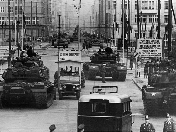 584px-US_Army_tanks_face_off_against_Soviet_tanks%2C_Berlin_1961.jpg