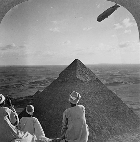 470px-The_Graf_Zeppelin%27s_rendezvous_with_pyraminds_of_Gizeh%2C_Egypt.jpg