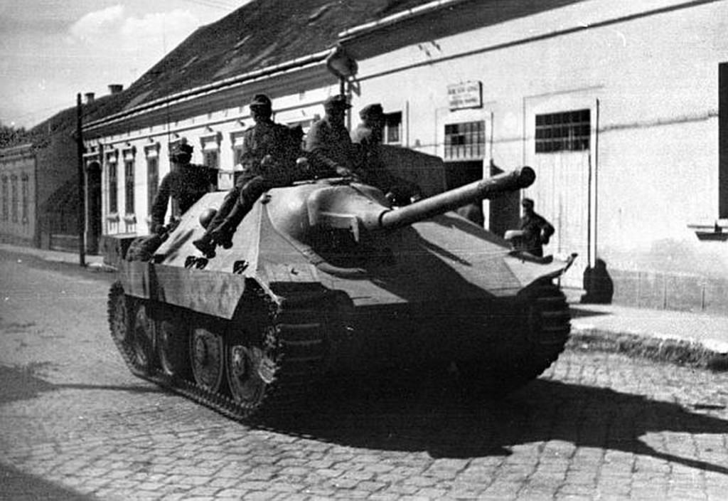 Jagdpanzer-38t-Hetzer-of-Heeresgruppe-Sudukraine.jpg