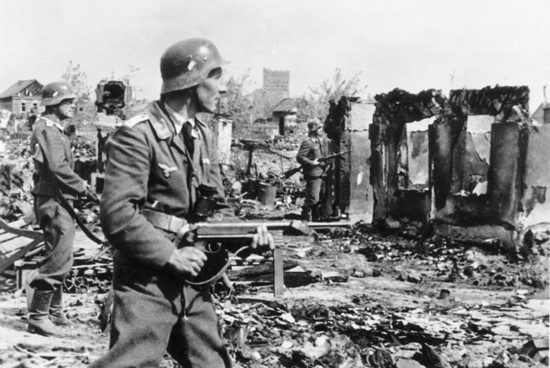 Bundesarchiv_Bild_183-B22478_Stalingrad_Luftwaffen-Soldaten_in_Ruinen.jpg