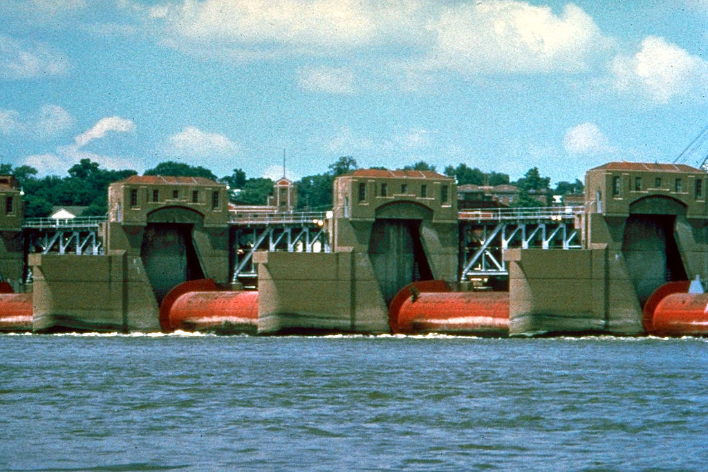 1024px-Mississippi_River_Lock_and_Dam_number_15_closeup.jpg