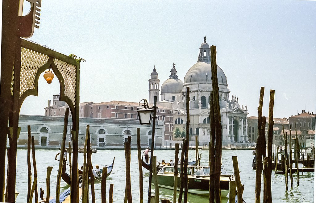 1024px-Santa_Maria_della_Salute,_Venezia-21.jpg