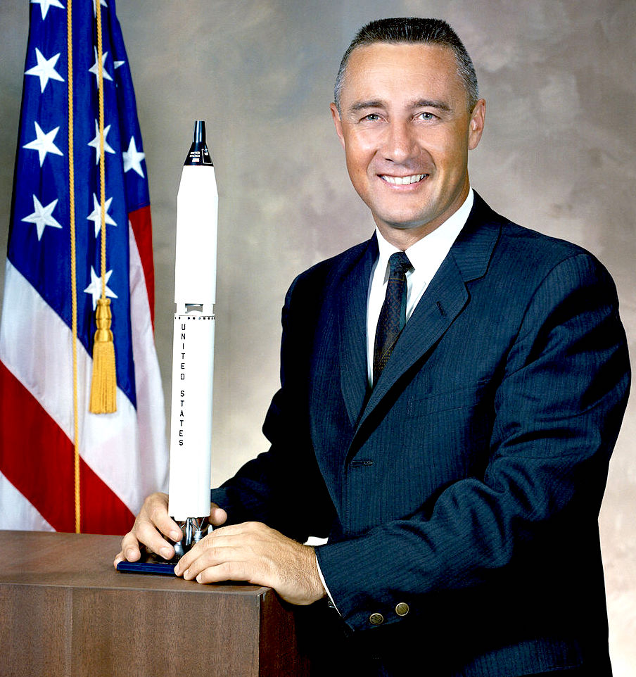 1024px-Virgil_I._(Gus)_Grissom_portrait.jpg