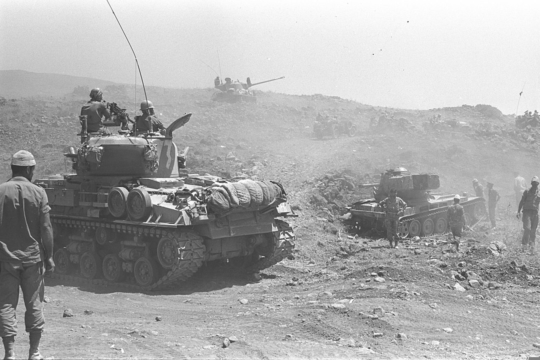 1080px-Israeli_tanks_advancing_on_the_Golan_Heights._June_1967._D327-098.jpg