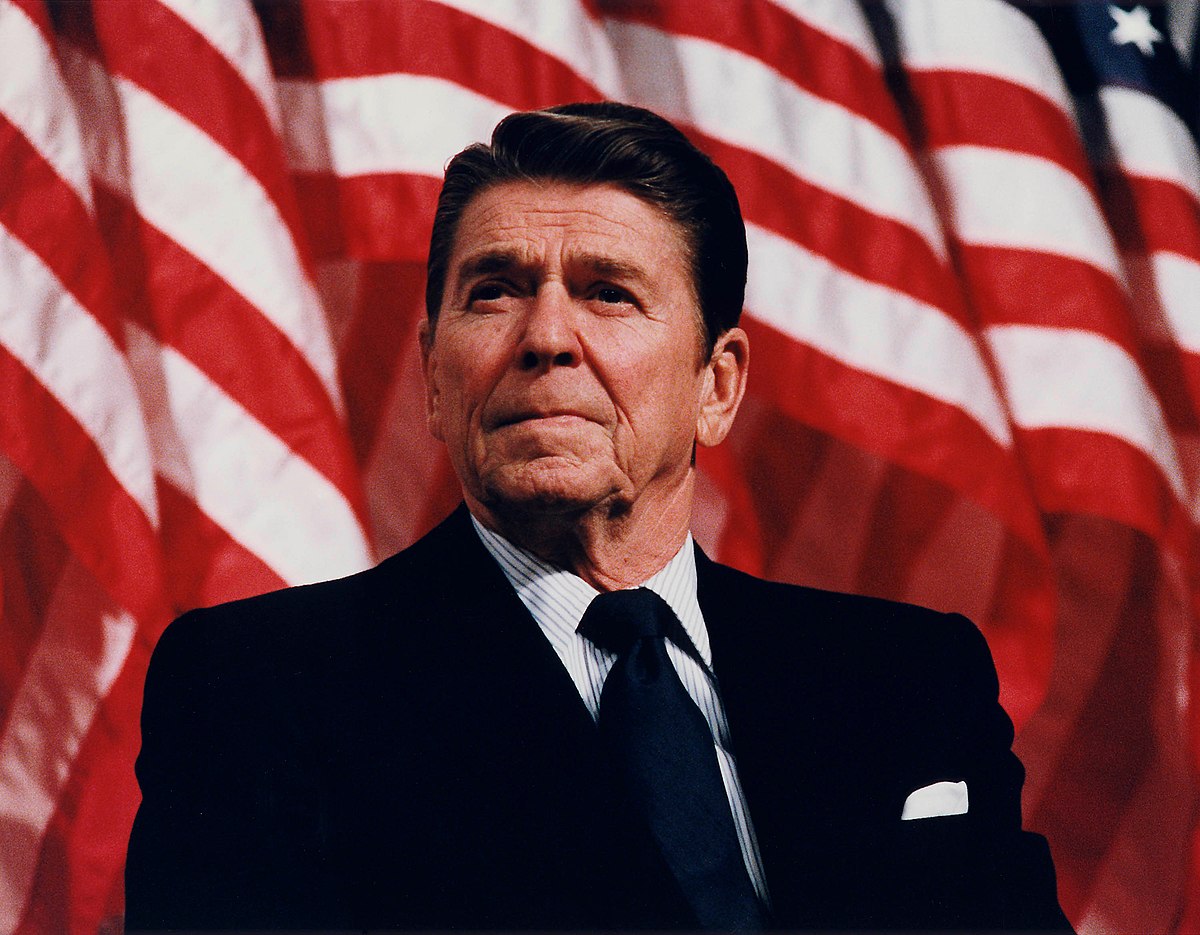 1200px-President_Reagan_speaking_in_Minneapolis_1982.jpg