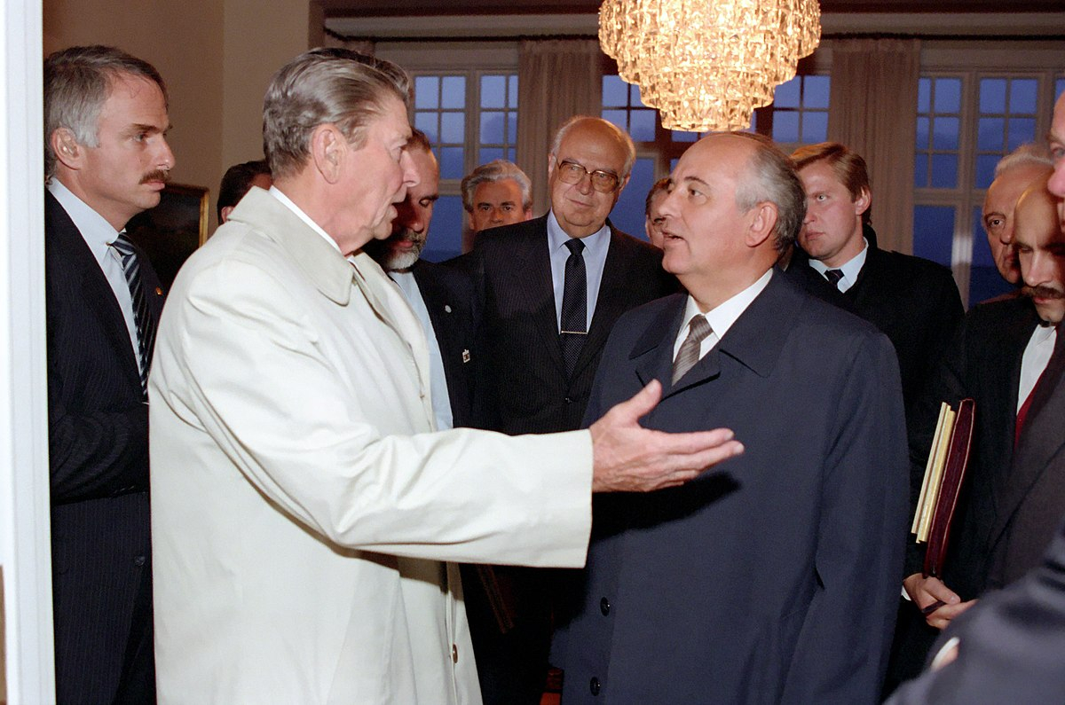 1200px-President_Ronald_Reagan_says_goodbye_to_Soviet_General_Secretary_Mikhail_Gorbachev.jpg