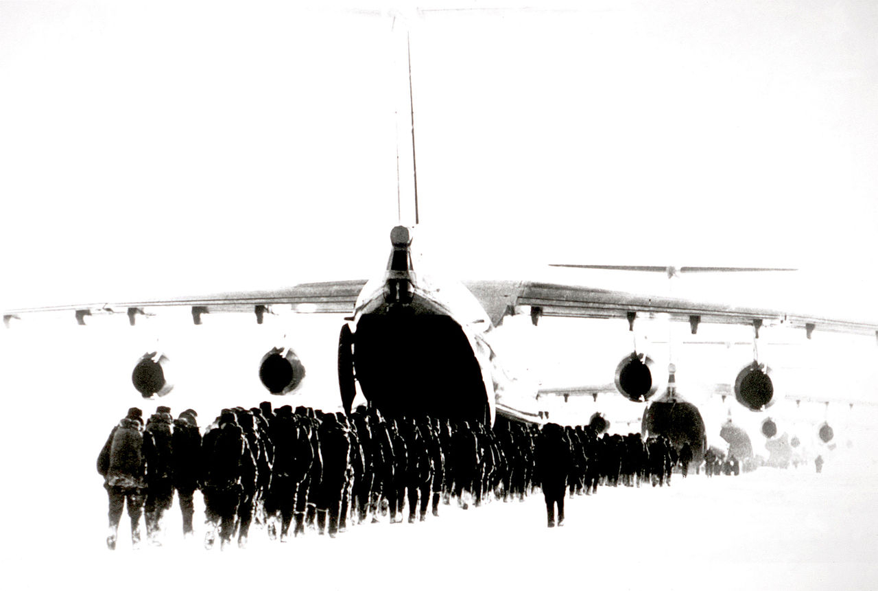 1280px-Soviet_Il-76_Candid_loading_paratroops.jpg