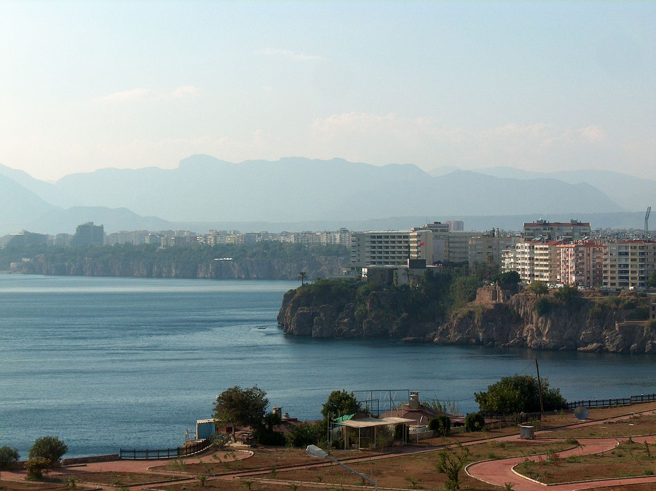 1280px-View_on_Antalya_city.jpg