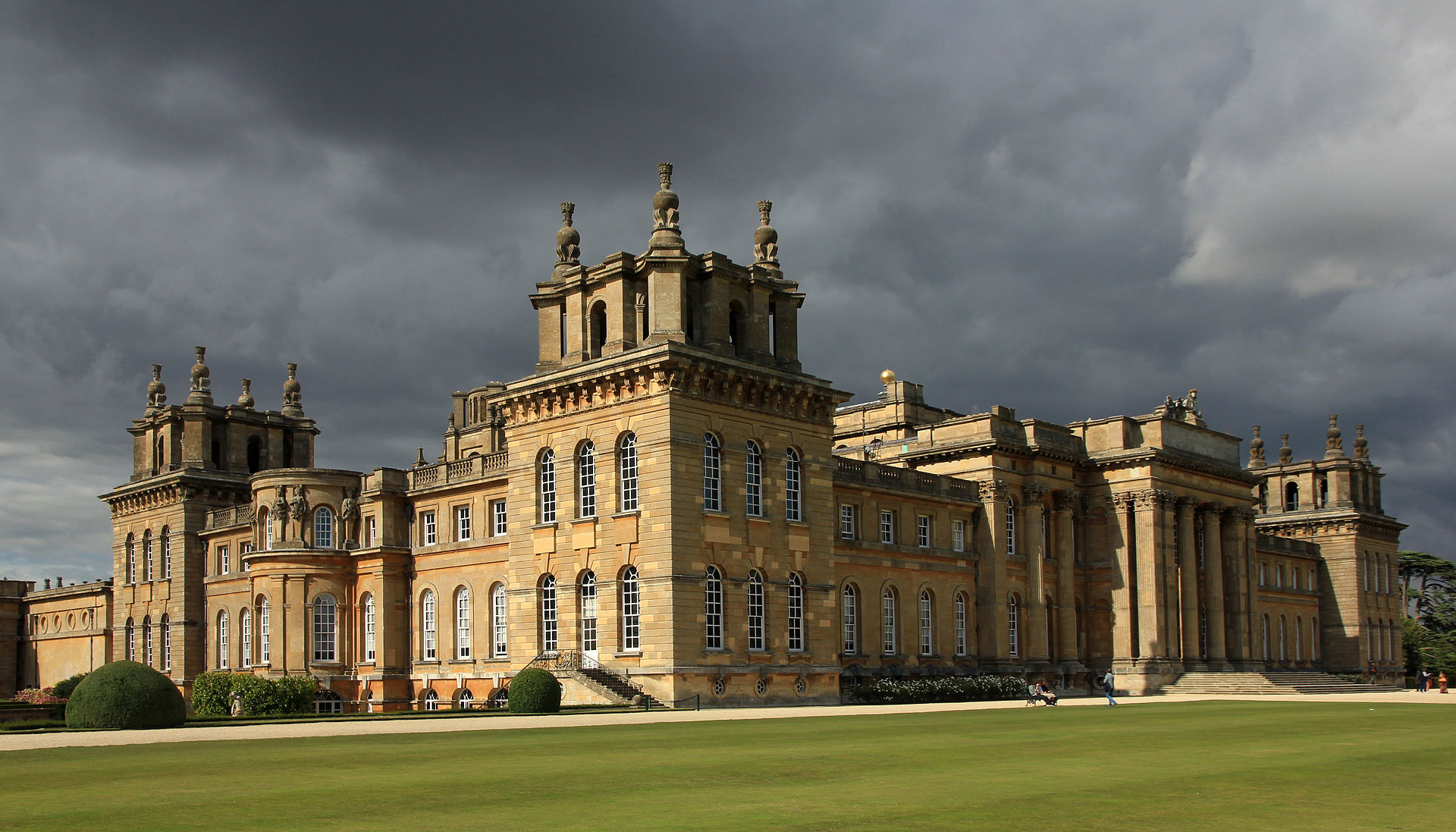 1920px-Blenheim_Palace_'11.jpg