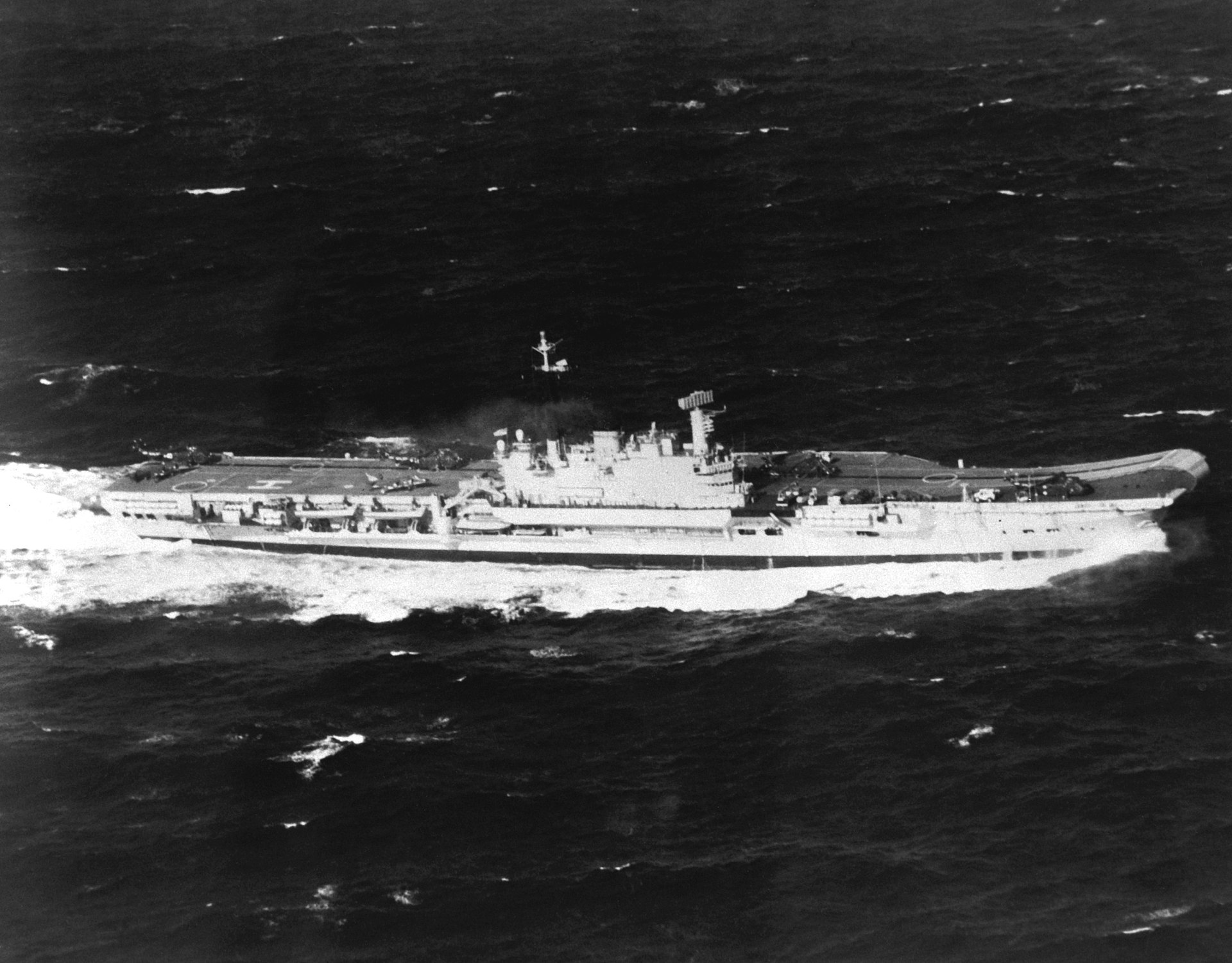 1920px-HMS_Hermes_(R12)_underway_on_16_March_1982_(6350754).jpg