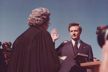 1977-01-08-taking-the-oath-of-office-jpg.486730