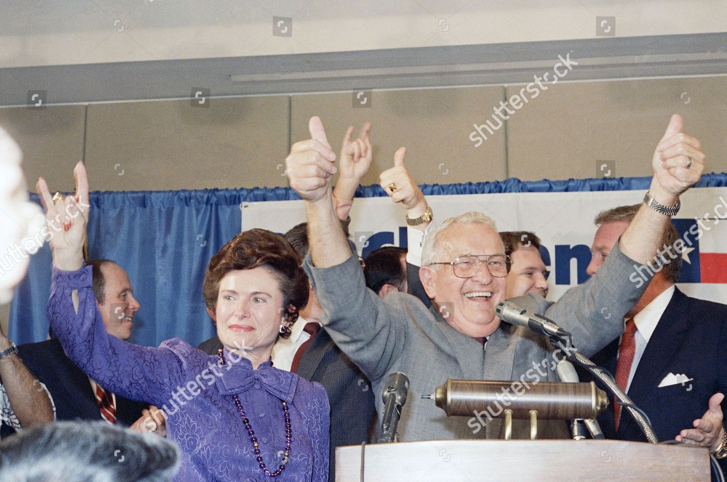 1986-11-04 Clements addressing supporters..jpg