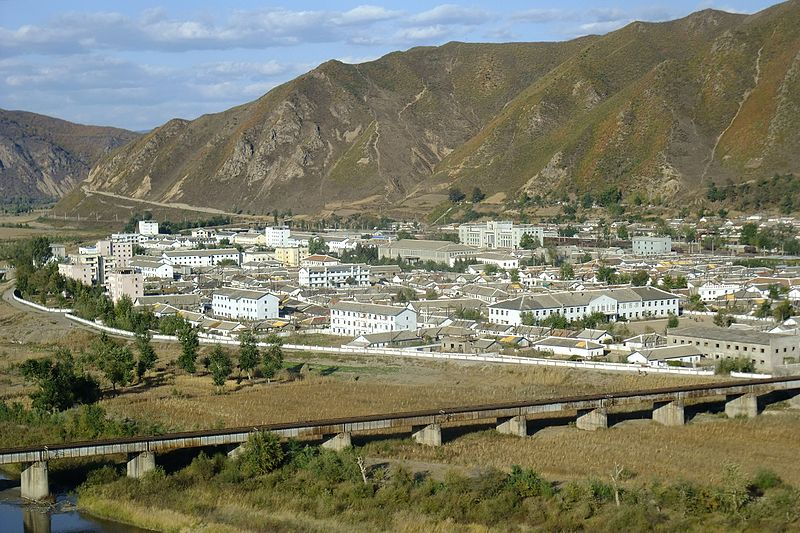 2011年10月俯瞰朝鲜南阳_-_panoramio.jpg