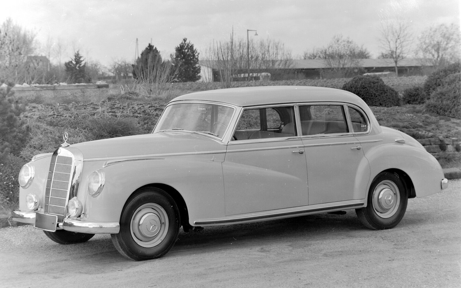 Mercedes 1951. Mercedes-Benz 300 Limousine (w186). Mercedes-Benz w186, 1951. Mercedes-Benz 300 (1951–1958). Мерседес Бенц 300 1951 года.