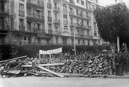 440px-Semaine_des_barricades_Alger_1960_Haute_Qualité.jpg