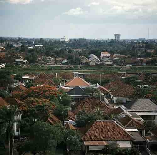 500px-COLLECTIE_TROPENMUSEUM_Gezicht_over_de_wijk_Menteng_TMnr_20018008-min.jpg