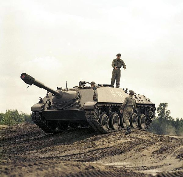 600px-Bundesarchiv_B_145_Bild-F027425-0001,_Kanonenjagdpanzer_(KanJPz)_-_Jagdpanzer_Kanone_90_mm.jpg