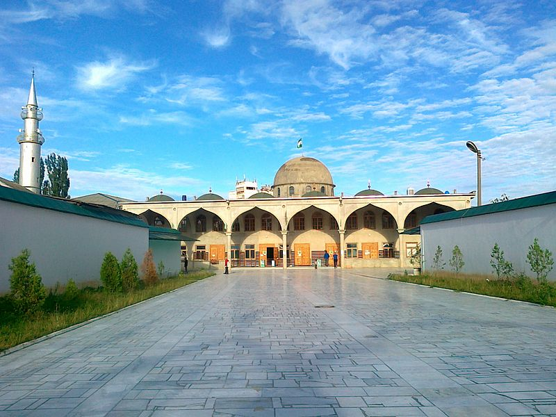 800px-Мечеть_в_Буйнакске_-_Дагестан.jpg