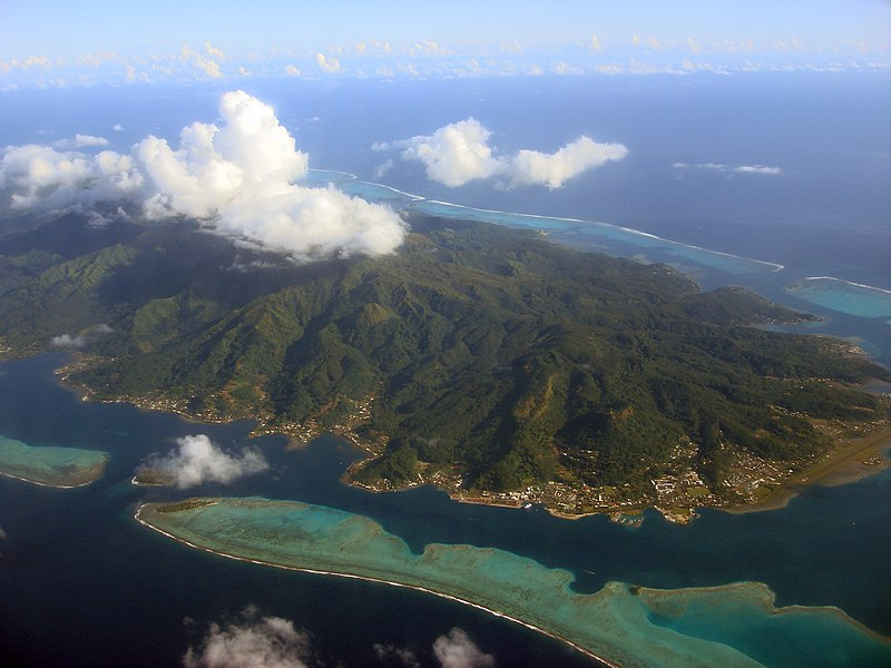 800px-A_view_from_the_AR_72_airplane_(Over_Society_Islands_-_French_Polynesia).jpg