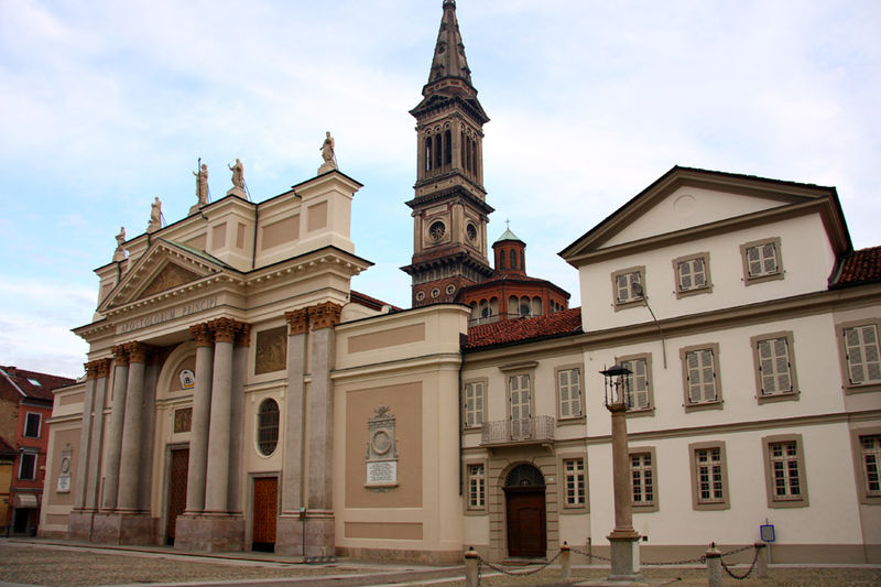 800px-Alessandria_piazzaduomo.jpg