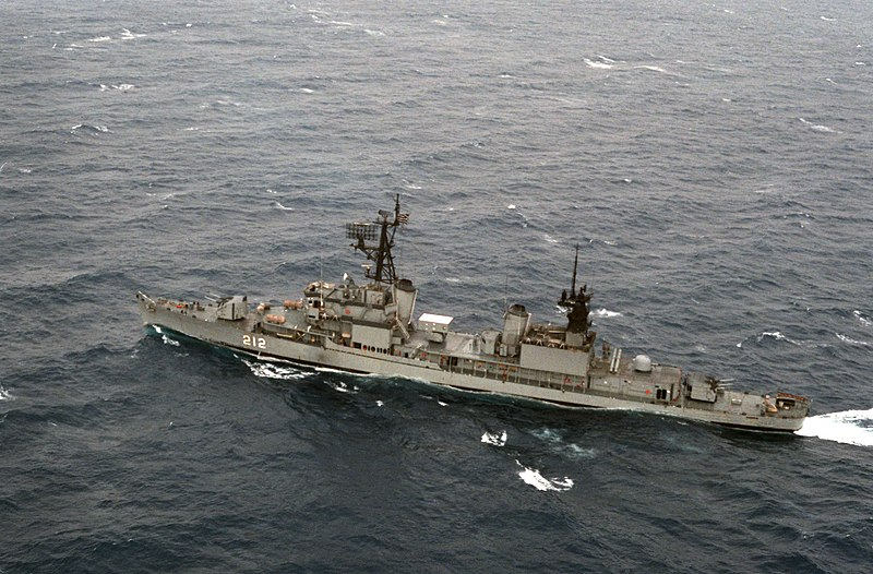 800px-Greek_destroyer_Kanaris_(D-212)_underway_in_the_Mediterranean_Sea_on_1_April_1988_(64302...jpg