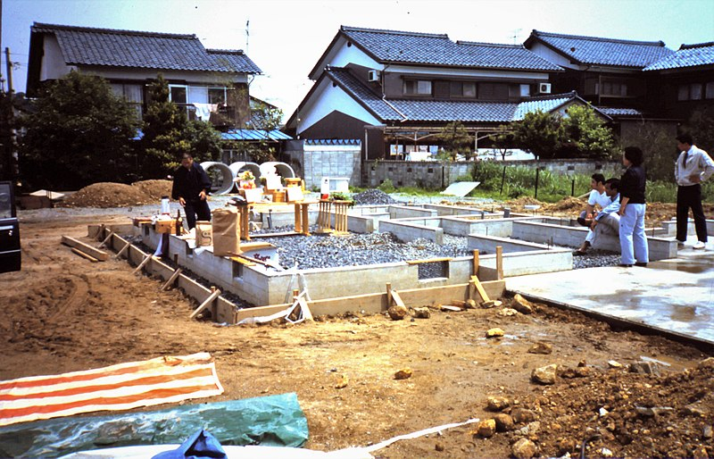800px-Ground-breaking_ceremony_on_new_home_construction_in_rural_Japan_in_January_1985.jpg