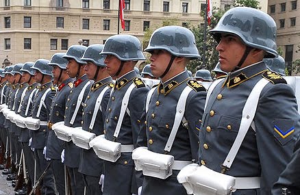 800px-Mike_Mullen_with_Chilean_honor_guard_in_Santiago_3-3-09.jpg