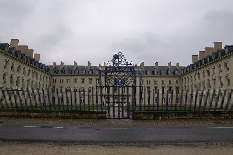 800px-Saumur_-_École_de_Cavalerie_-_Caserne_grille.jpg