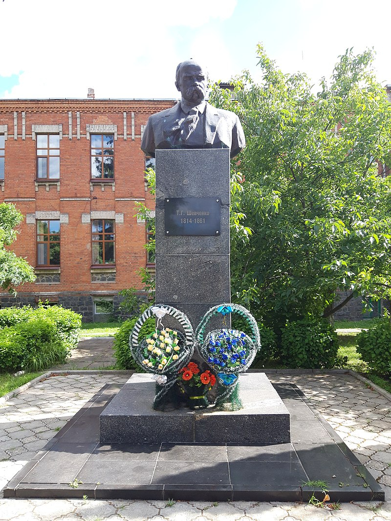 800px-Taras_Shevchenko_Monument_in_Haysyn_July_2020.jpg