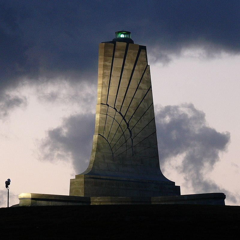 800px-Wright_Brothers_Memorial-27527-1.jpeg
