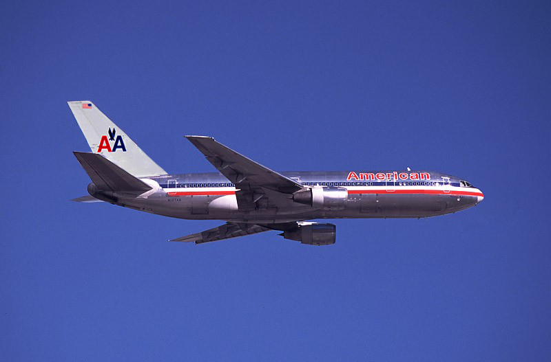 American Airlines DC-10 Twin.jpg