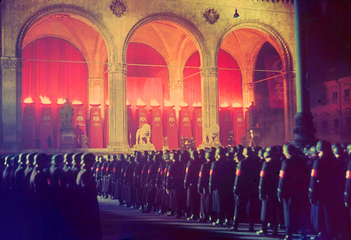 Annual midnight swearing-in of SS troops at Feldherrnhalle, Munich, 1938..jpg