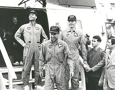 Apollo_13_Astronauts_on_the_U.S.S._Iwo_Jima_-_GPN-2002-000054.jpg