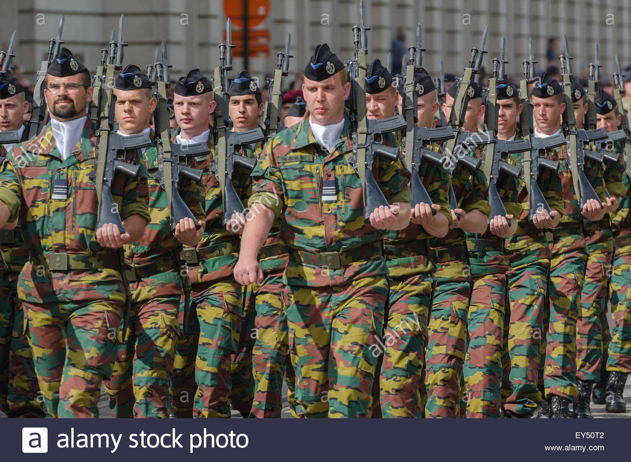 brussels-belgium-july-21st-2015-belgium-brussels-members-of-the-military-EY50T2.jpg