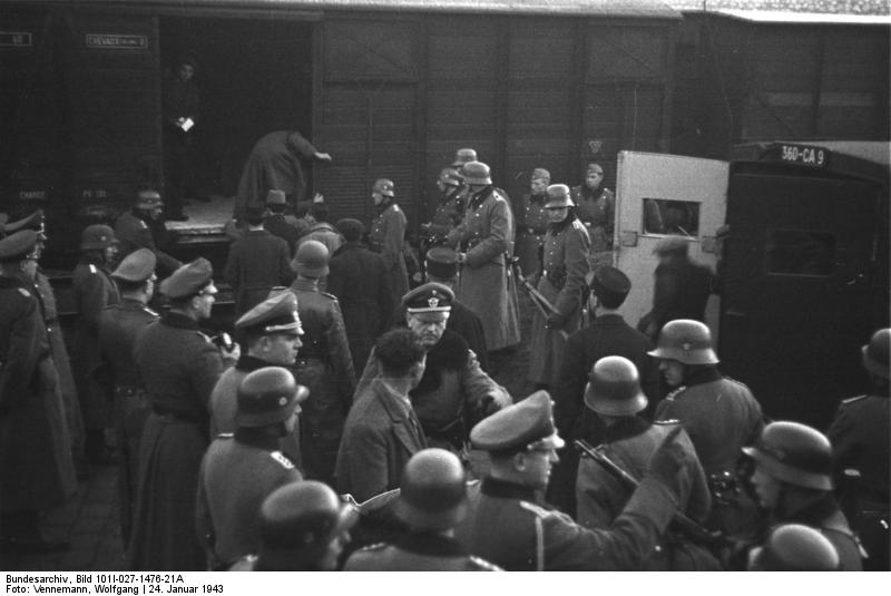 Bundesarchiv_Bild_101I-027-1476-21A,_Marseille,_Gare_d'Arenc._Deportation_von_Juden.jpg