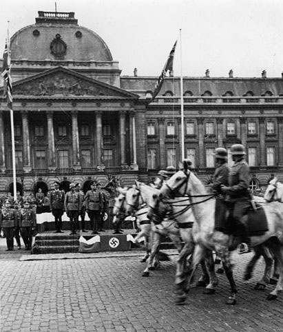 Une faucille émoussée Bundesarchiv_bild_146-1975-021-20-_belgien-_br%C3%BCssel-_parade_vor_dem_schloss-jpg