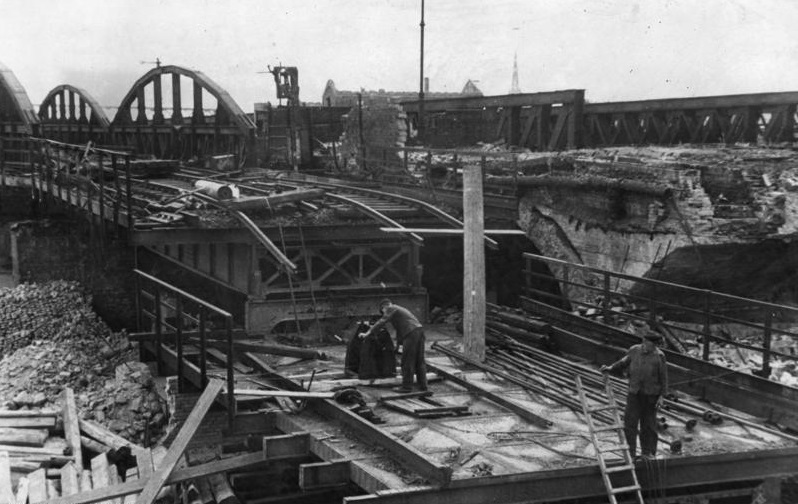 Bundesarchiv_Bild_183-2005-0721-524_Berlin_Wiederaufbau_des_U-Bahn-Netzes.jpg