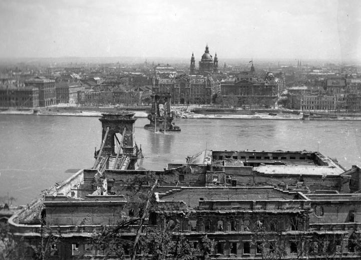 chain-bridge-and-the-danube-looking-from-buda-towards-pest.jpg