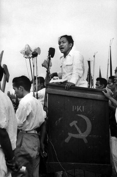 DN_Aidit_speaking_at_PKI_election_meeting_1955-1.jpg