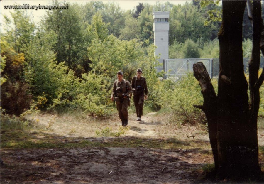 East_German_border_guards1.jpg