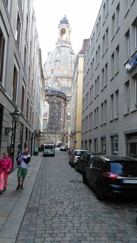 Frauenkirche Dresden Nebenstraße.jpg